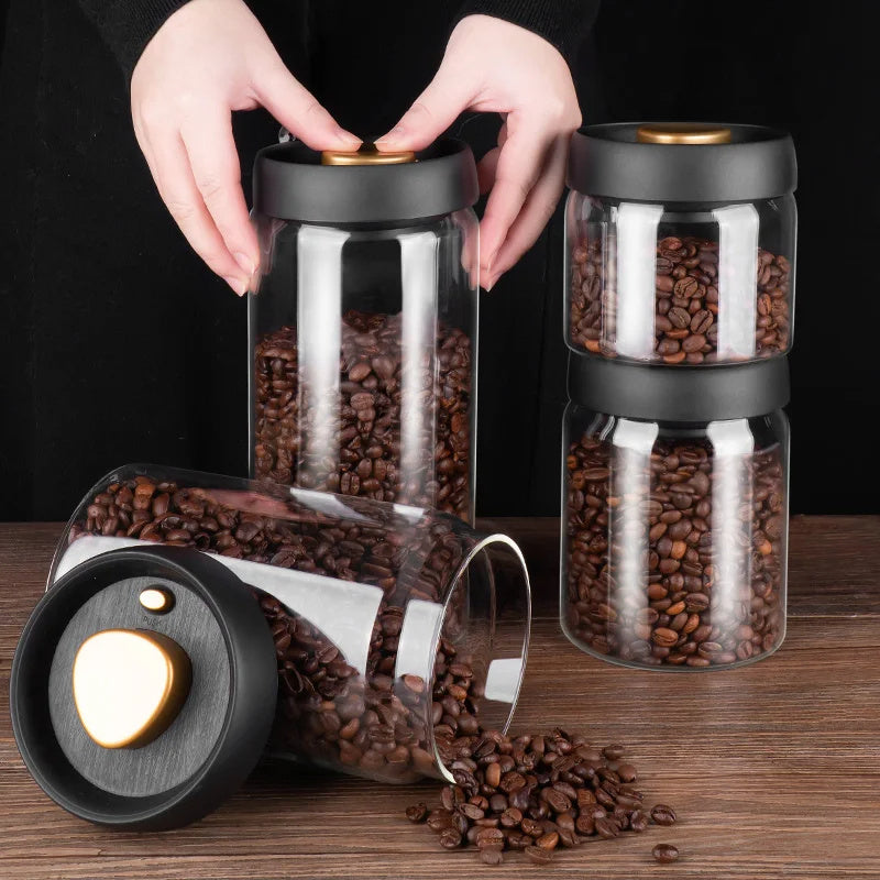 Holen Sie sich jetzt unsere hochwertigen Vakuumdosen Vakuumbehälter aus Glas! Bewahren Sie Kaffeebohnen, Tee und Gewürze frisch auf, indem Sie die Luft einfach absaugen. Dank des luftdichten Designs bleiben Ihre Lebensmittel bis zu einem Monat frisch. Bestellen Sie jetzt und halten Sie Ihre Lebensmittel länger frisch!